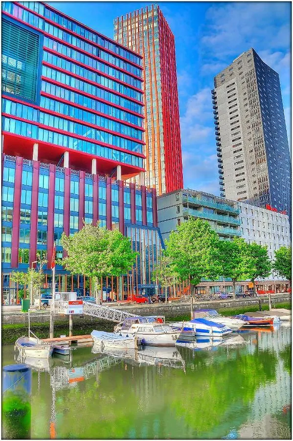 Wikkelboats at Wijnhaven Hotel Rotterdam Bådhotel