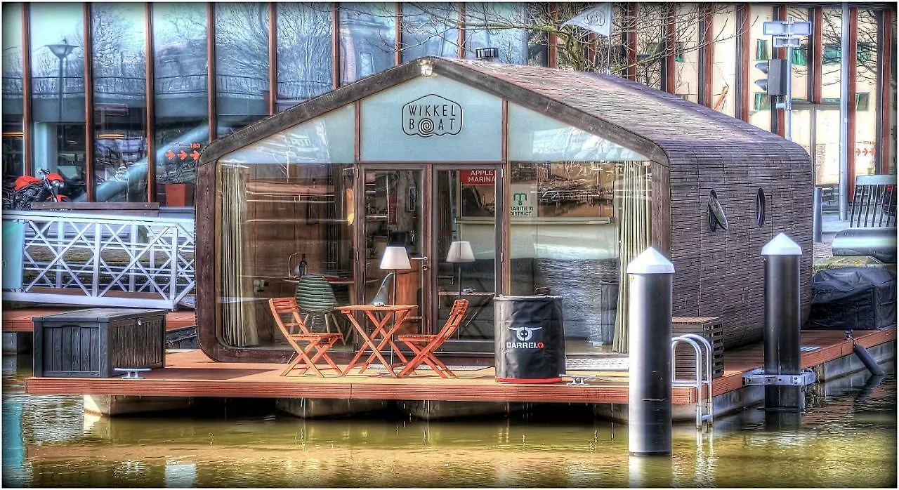 Wikkelboats at Wijnhaven Hotel Rotterdam Bådhotel